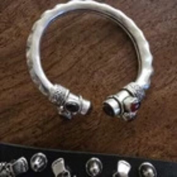 Lot of (4) Rock/Punk/Goth/Metal Leather Style Skull Wristbands/Bracelets - Picture 4 of 9